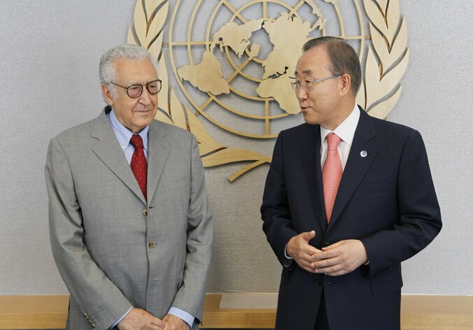 Lakhdar Brahimi (L) naast Ban Ki-moon (R).