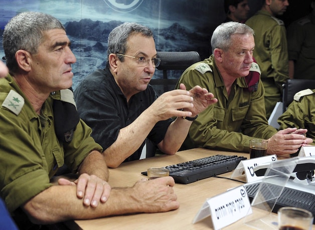 Defensieminister Ehud Barak naast de Israëlische stafchef Benny Gantz (rechts).