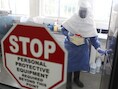 Een dokter bestudeert in een laboratorium in Oeganda het Ebolavirus.