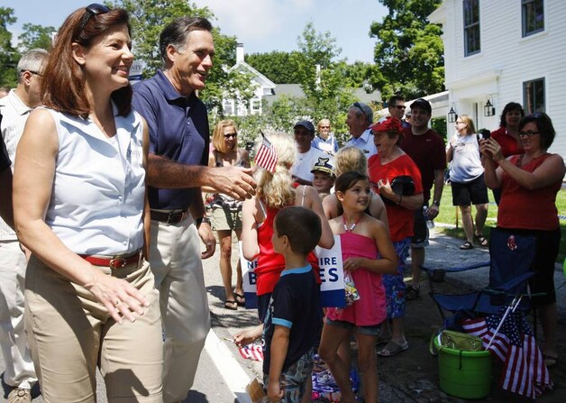 Kelly Ayotte en Romney op 4 juli 2012.