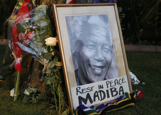 'Rest in Peace, Madiba' leest deze foto voor Mandela's huis in Johannesburg, waar hij gisteren overleed.