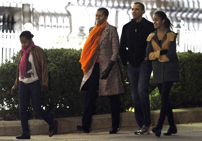 Sasha, Michelle, Barack en Malia Obama op weg naar een kunstgallerij in Washington.