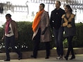Sasha, Michelle, Barack en Malia Obama op weg naar een kunstgallerij in Washington.