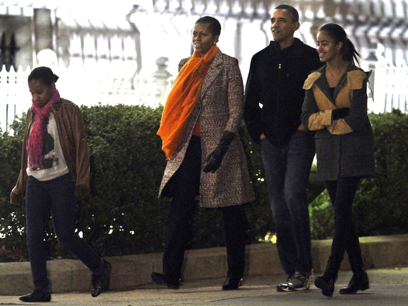 Sasha, Michelle, Barack en Malia Obama op weg naar een kunstgallerij in Washington.