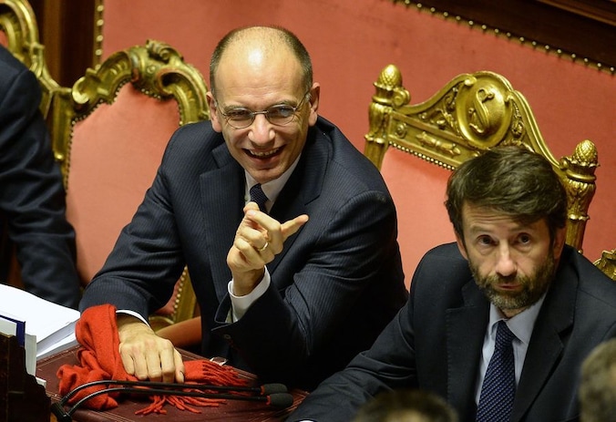 De Italiaanse premier Enrico Letta (links) gisteravond vlak voor de cruciale stemming.