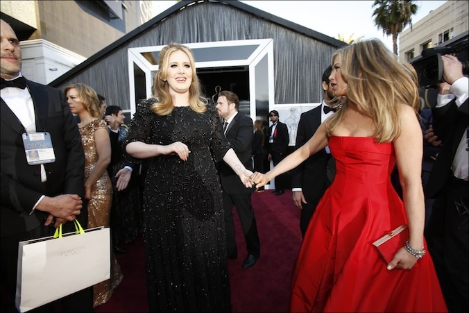 Adele en Jennifer Aniston tijdens de Oscaruitreiking.