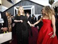 Adele en Jennifer Aniston tijdens de Oscaruitreiking.