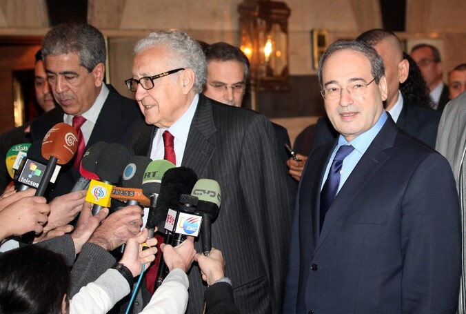 VN-gezant Brahimi (midden).