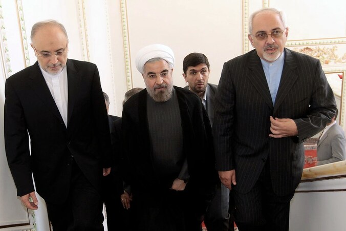 Nieuwe machthebbers van Iran. Van links af: Ali Akbar Salehi, het net aangestelde hoofd van het kernernegieprogramma, president Hassan Rouhani, en Mohamed Javad Zarif , de zaterdag benoemde minister van Buitenlandse Zaken.