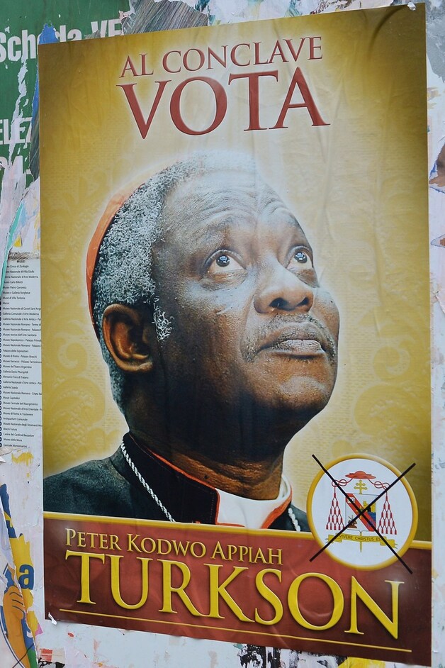 In Rome wordt via affiches opgeroepen om tijdens het komende conclaaf de Ghanese kardinaal Peter Turkson tot nieuwe paus te stemmen. Het gaat om een satirische campagne, die het werk is van het artiestencollectief "ZeroZeroKappaKappa" (00kk.org)