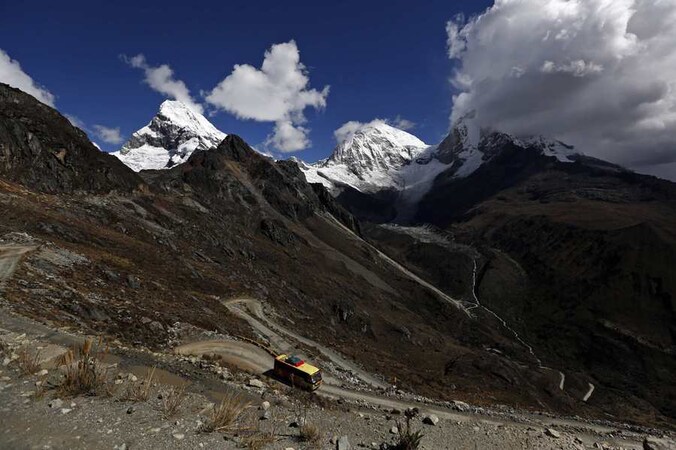 Een bus in Peru rijdt door het Andesgebergte.