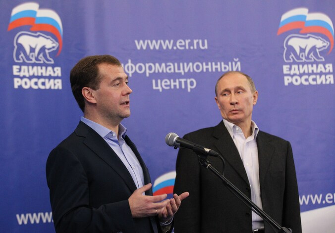 Dimitri Medvedev (L) en kompaan Vladimir Poetin (R).
