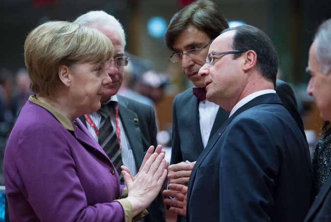 Onze premier Elio Di Rupo luistert aandachtig naar een gesprek tussen Angela Merkel en François Hollande.