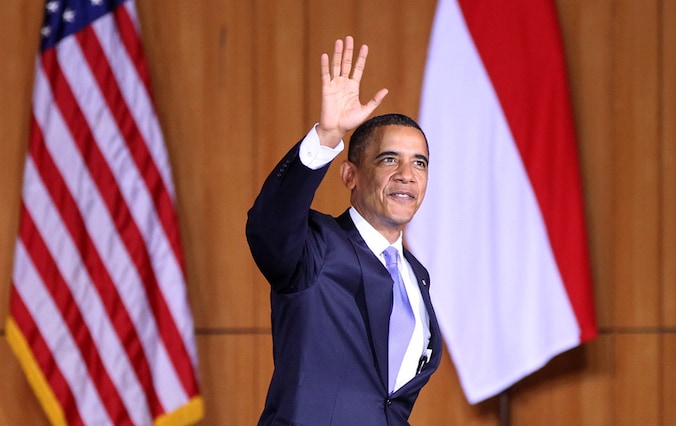 De Amerikaanse president zwaait naar het publiek wanneer hij arriveert in de Universiteit van Jakarta.