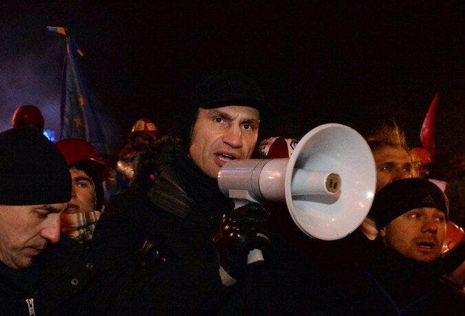 Vitali Klitsjko spreekt de menigte op het Onafhankelijkheidsplein in Kiev toe.