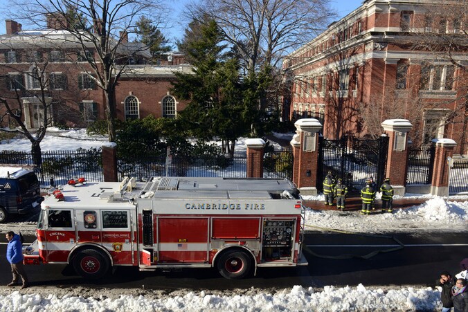 Een brandweerwagen maandag voor een van de gebouwen van de Harvard-universiteit.