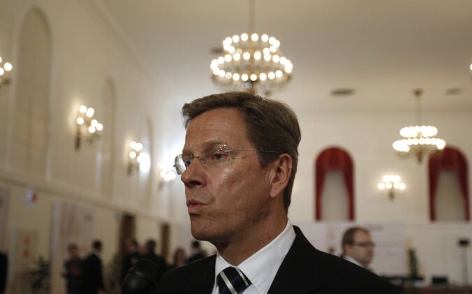 Duits minister van Buitenlandse Zaken Guido Westerwelle maant aan tot voorzichtigheid omtrent een interventie in Libië.