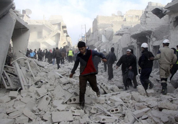 Burgers van Aleppo banen zich een weg door het puin na een bomaanslag van de troepen van president Assad.