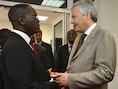 Didier Reynders in gesprek met de Congolese premier Augustin Matata Ponyo Mapon.
