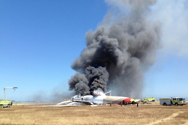 De gecrashte Boeing 777 op het vliegveld van San Francisco.