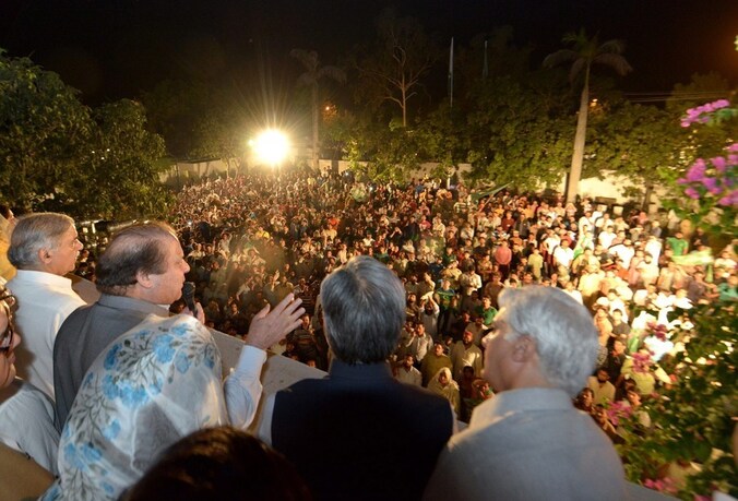 Nawaz Sharif spreekt zijn kiezers toe.