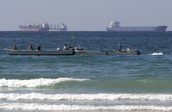 Vissers kijken voor de kust van Ras al Khaimah in de Verenigde Arabische Emiraten naar voorbijvarende olietankers. Meer zuidelijk in de Perzische Golf ligt de Straat van Hormuz. Het Iraans regime dreigt er nog steeds mee om die zeestraat af te sluiten.
