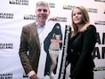 Filip Dewinter en dochter An-Sofie met de oorspronkelijke campagnefoto.
