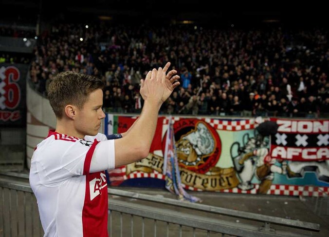 Ajax-speler Niklas Moisander bedankt na de gewonnen wedstrijd tegen Barcelona het publiek op de plek waar een Ajax-supporter van de tribune viel.