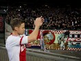 Ajax-speler Niklas Moisander bedankt na de gewonnen wedstrijd tegen Barcelona het publiek op de plek waar een Ajax-supporter van de tribune viel.