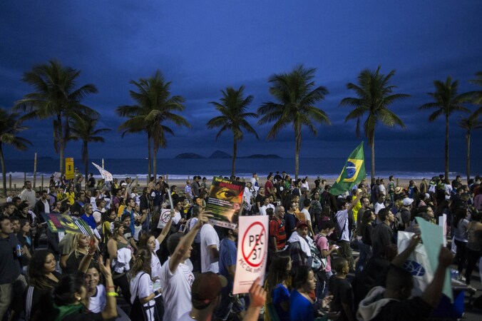 De optocht zondag in Rio de Janeiro naar de ambtswoning van gouverneur Sergio Cabral.