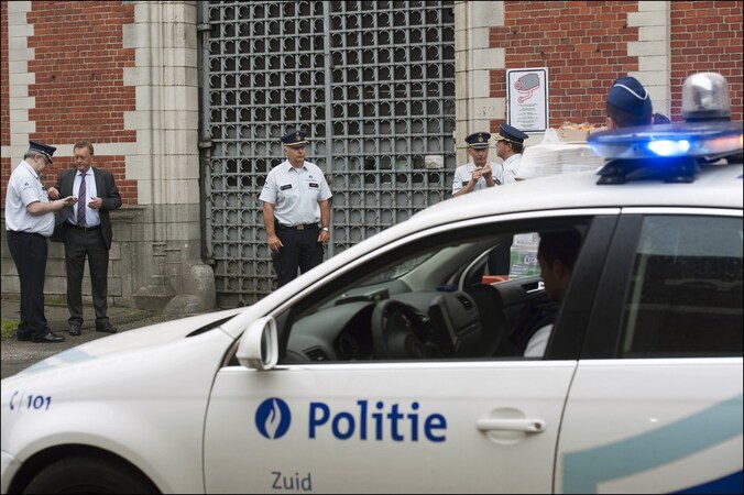Agenten aan de poorten van de gevangenis van Vorst.