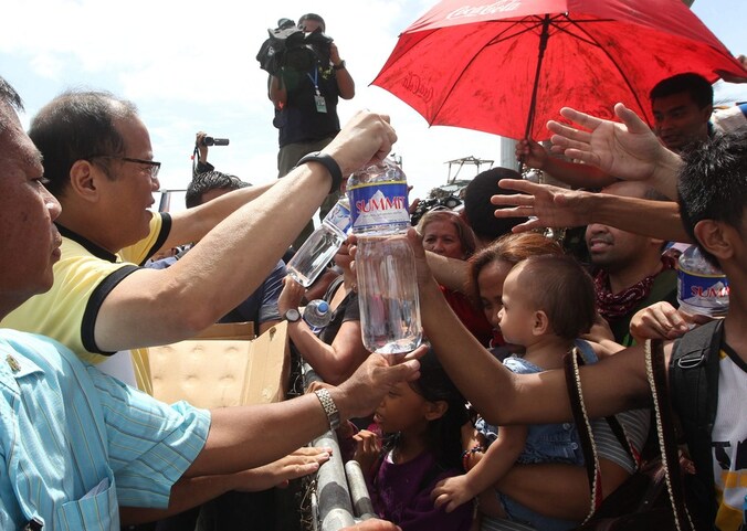 Slachtoffers vechten haast om water in Tacloban.