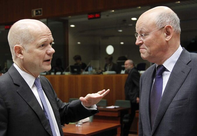 De Britse minister van Buitenlandse Zaken William Hague (links) naast zijn Nederlandse ambtsgenoot Uri Rosenthal.