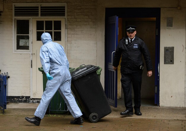 Politie aan het appartement van de verdachte Michael Adebowale.