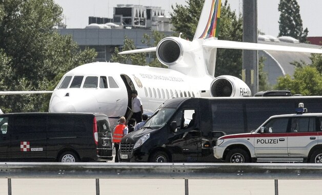 Het vliegtuig op de Weense luchthaven.