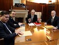 Papademos (tweede van rechts), onderhandelt met de andere partijvoorzitters.