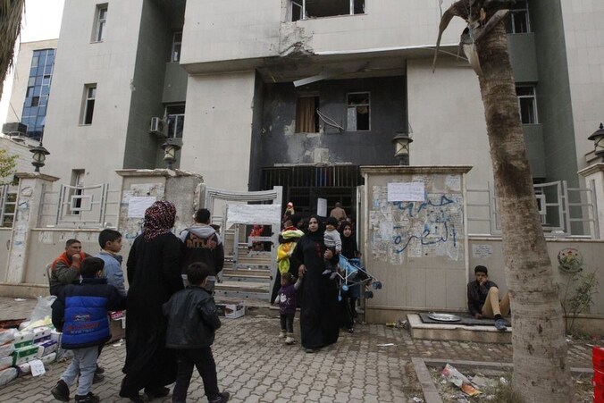 Ouders in de Syrische stad Raqqa leveren hun kinderen af voor een poliovaccinatie, een van de onderdelen van het hulpprogramma.