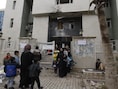 Ouders in de Syrische stad Raqqa leveren hun kinderen af voor een poliovaccinatie, een van de onderdelen van het hulpprogramma.