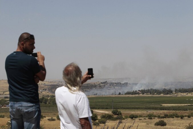 Israëlische bewoners van de Golanhoogvlakte filmen het strijdtoneel.