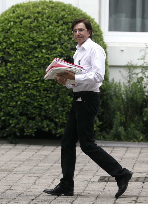 Elio Di Rupo op weg naar de vergadering met zeven.