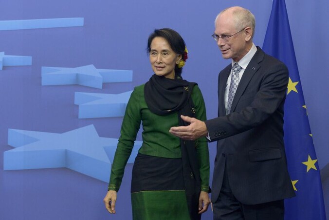 Voorzitter van de Raad van Europa Herman Van Rompuy met Aung San Suu Kyi, gisteren in Brussel.
