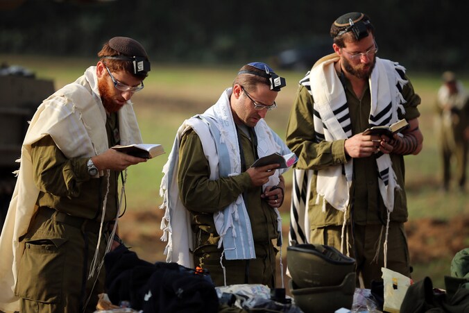 Israëlische reservisten bidden nabij de grens met de Gazastrook.