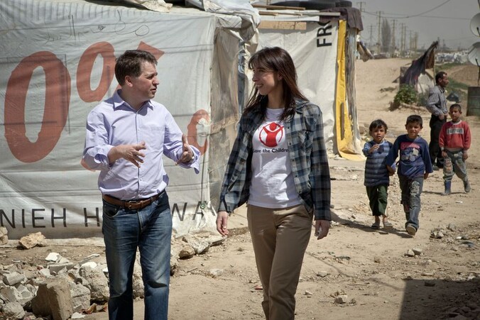 De directeur van Save the Children loopt met ambassadeur Samantha Cameron door een vluchtelingenkamp in Libanon.