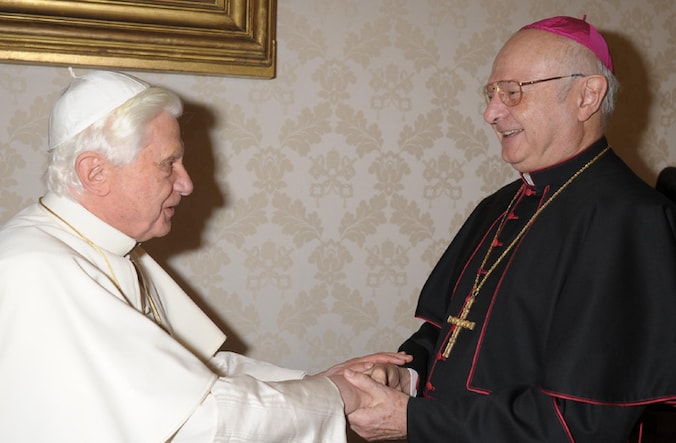 Paus Benedictus XVI begroet het hoofd van de Duitse katholieke kerk Robert Zollitsch.