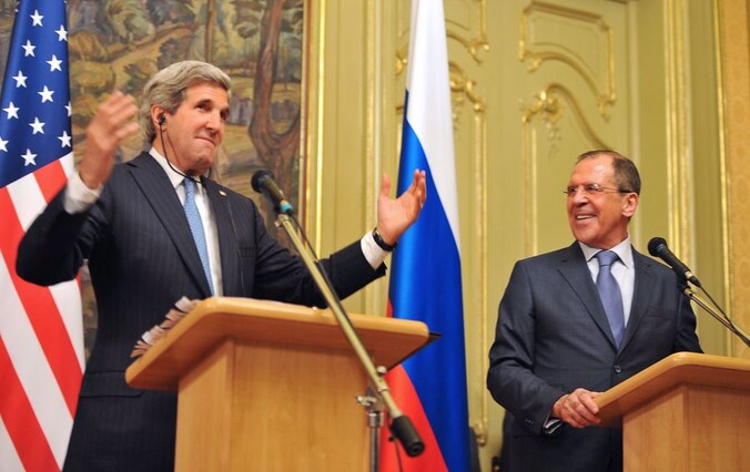 De Russische minister van Buitenlandse zaken Sergej Lavrov (r) en zijn Amerikaanse ambtsgenoot John Kerry (l).