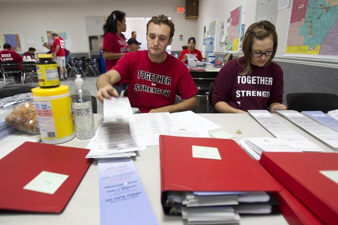 Vakbondsmedewerkers in Nevada, een van de staten waar Obama vandaag zijn campagne hervat, bezig met de voorbereidingen voor de verkiezingen. Ze roepen hun leden op voor Obama te stemmen.