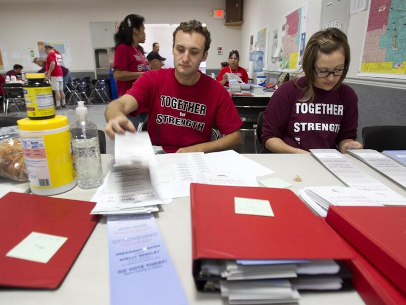 Vakbondsmedewerkers in Nevada, een van de staten waar Obama vandaag zijn campagne hervat, bezig met de voorbereidingen voor de verkiezingen. Ze roepen hun leden op voor Obama te stemmen.