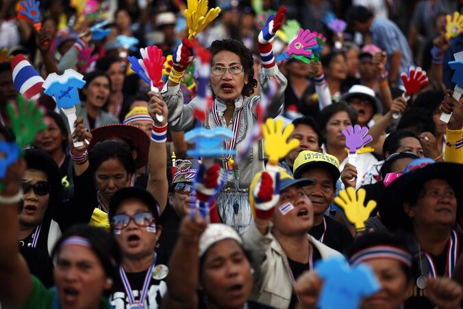 Tienduizenden mensen protesteerden in Bangkok tegen de amnestiewet.