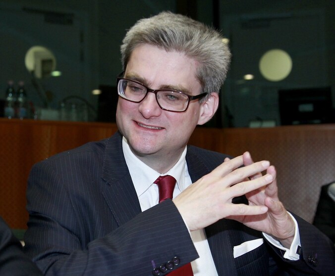 Minister Pind ligt onder vuur voor zijn uitspraken op Facebook.