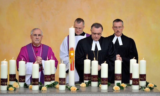 De bisschop van Rottenburg en Stuttgart, Gebhard Fürst (links), heeft dat in een bijeenkomst van katholieke lekenbroeders gezegd